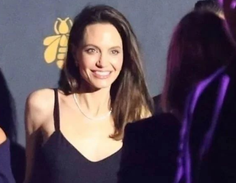 Анджелина Джоли сияе в черна дантелена рокля (Вижте колко е изящна с 15-сантиметрови токчета - Снимки)