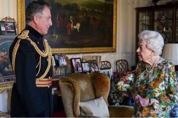 Елизабет II притесни британците с болнав вид (Ръцете на кралицата изглеждат лилави – Снимка)