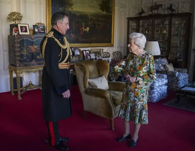 Елизабет II притесни британците с болнав вид (Ръцете на кралицата изглеждат лилави – Снимка)