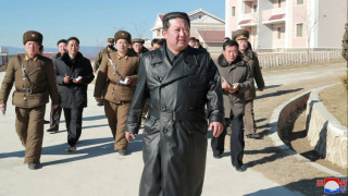 Северна Корея забрани носенето на кожени палта: Не можете да копирате лидера!