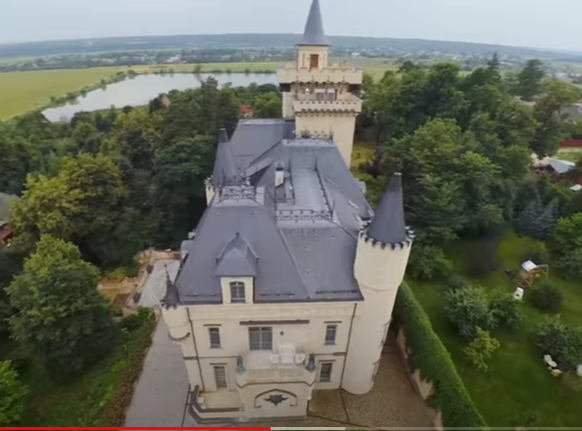 Оцениха замъка на Алла Пугачова за 750 млн (Вижте велествената сграда от птичи послед – Видео)