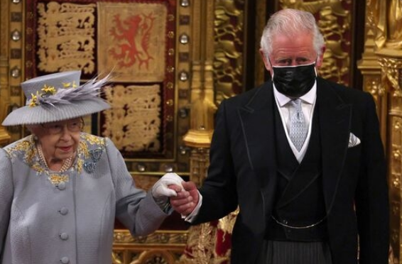 Елизабет II предава  короната на принц Чарлз (Кралицата се подготвя да напусне трона)