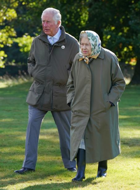 Елизабет II предава  короната на принц Чарлз (Кралицата се подготвя да напусне трона)