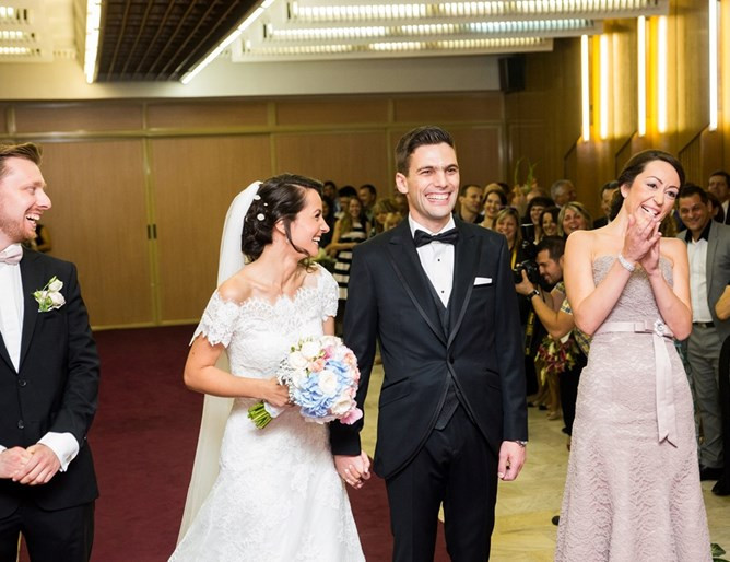 Най-младият шеф на парламента Никола Минчев женен за красавица! (виж тук)