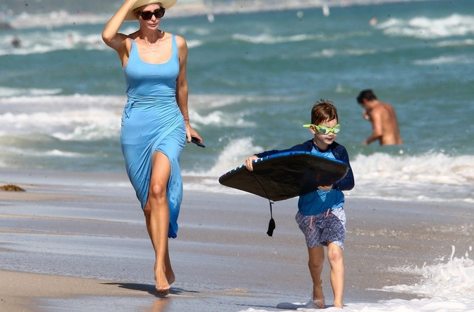 Иванка Тръмп шашна с мокра рокля и дълги крака (Вижте как се разхожда по плажа – Снимки)