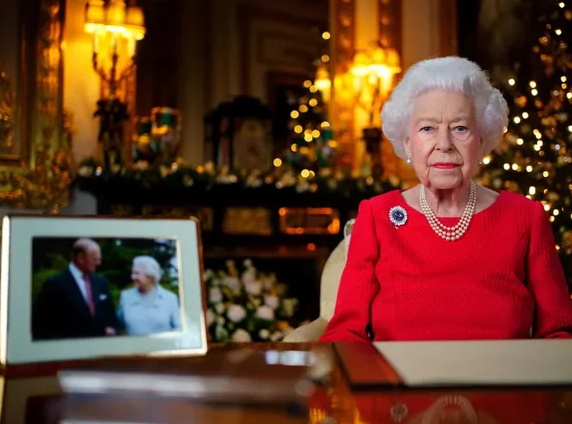 Помирение, а? Кралицата игнорира Меган и Хари (Елизабет II похвали Кейт и Уилям и нито дума за бегълците )