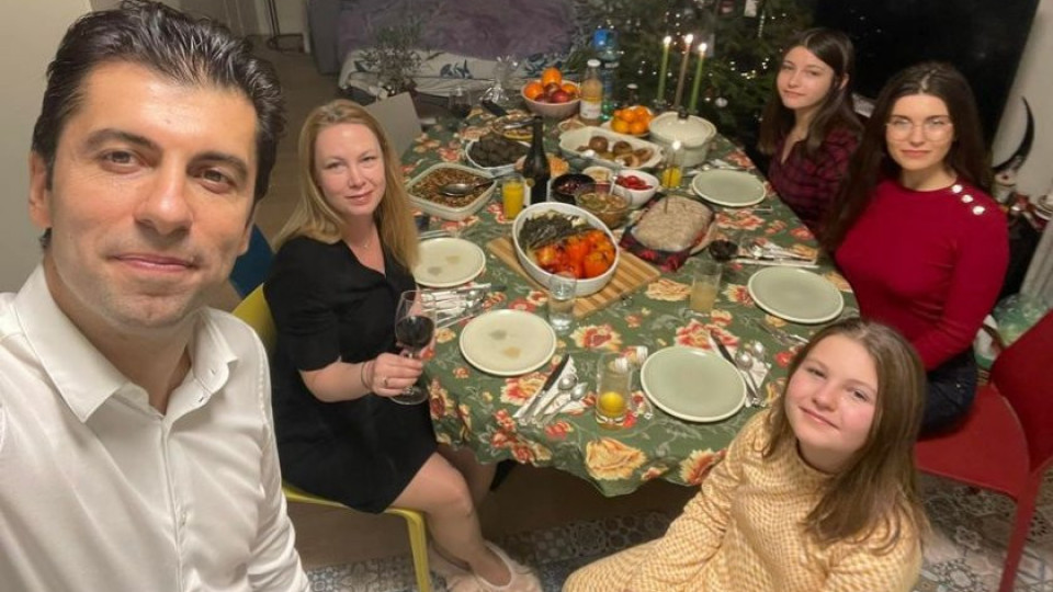 Семейството на Кирил Петков посрещна Коледа без роднините (Вижте тук)