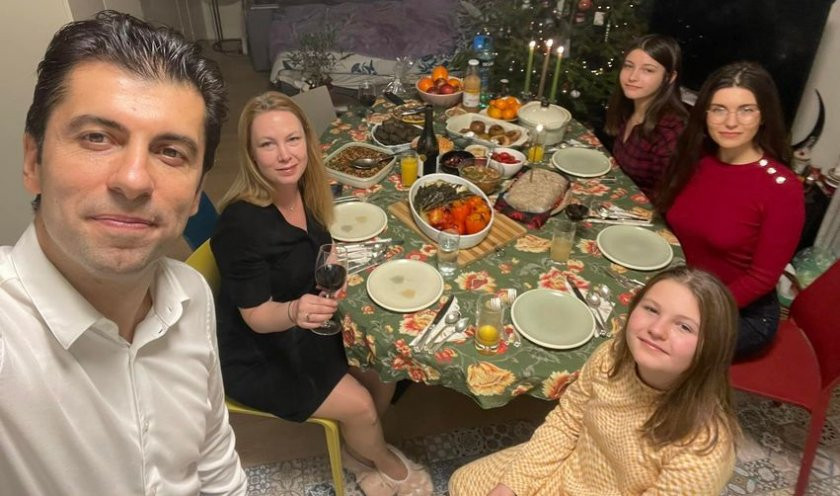 Кирил Петков посрещна Коледа само със съпругата и дъщерите си, но без родителите си сн. hotarena.net