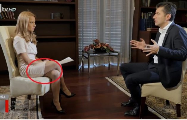 Мария Цънцарова лъсна по минижуп за интервю с премиера (Вижте как сгафи – Снимки)
