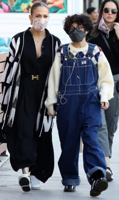 Фенове скочиха на дъщерята на Джей Ло: Майка ти е звезда, защо изглеждаш така? (Снимка)