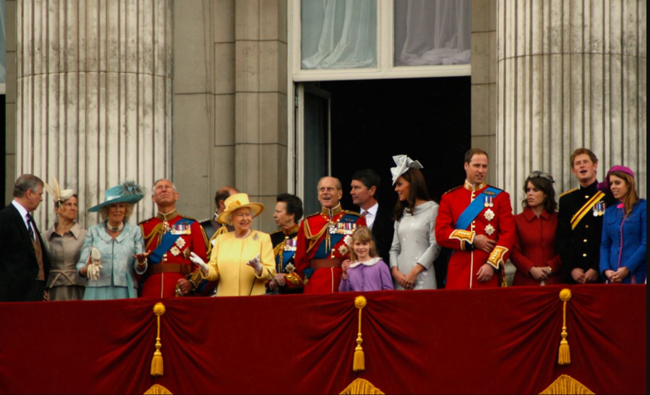 Кралица Елизабет раздава медали, за да сплоти семейството? сн. Flickr