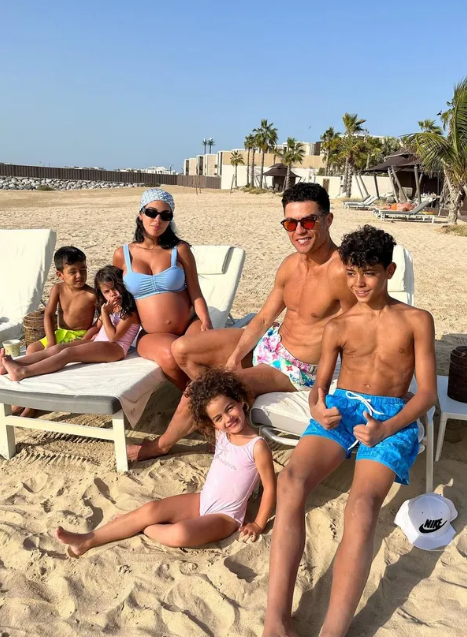 Бременната Джорджина се пусна по бански (Вижте я с Роналдо и децата на плажа – Снимки)