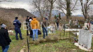 Гробищата на село Пудрия почерняха от униформени заради ексхумацията на Миглена Сиренянска (ГАЛЕРИЯ СНИМКИ)