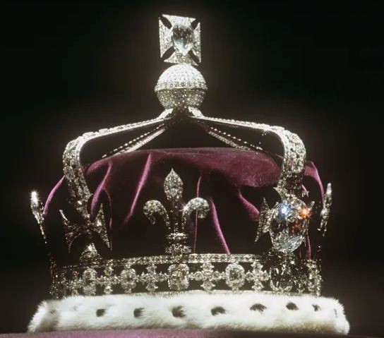 Коронясват Камила с короната на кралицата-майка (Ще я настигне ли проклятието на диаманта Кохинор)