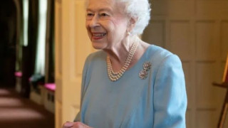 Елизабет II призна: Не мога да се движа! (Кралицата съвсем закъса със здравето – Видео)
