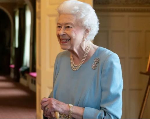 Елизабет II призна: Не мога да се движа! (Кралицата съвсем закъса със здравето – Видео)