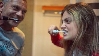 Юлиан Вергов в луд скандал с дъщеря си (Вижте как я спипа, че разнася пици – Папарашко видео)