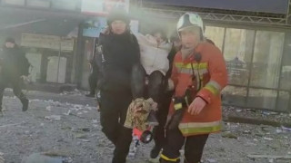 Руска ракета събори етажи на жилищна сграда в Киев (Спасители евакуират хората – Подробности + Видео)