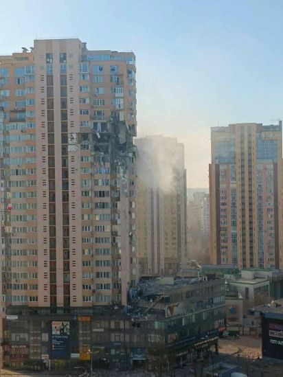 Руска ракета събори етажи на жилищна сграда в Киев (Спасители евакуират хората – Подробности + Видео)