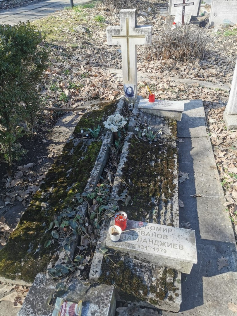 Не е за вярване в какво състояние е гробът на Невена Коканова