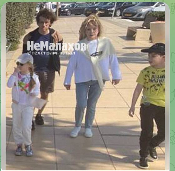 Алла Пугачова на разходка с Галкин и децата в Израел (Първо фото на избягалото от Русия семейство)