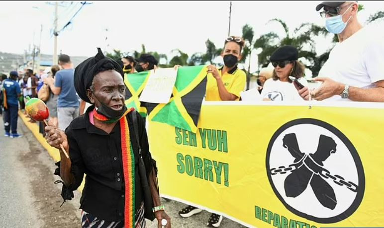 Скандал с Кейт и Уилям в Ямайка! Протестиращи гонят кралската двойка, искат република - Снимка 3