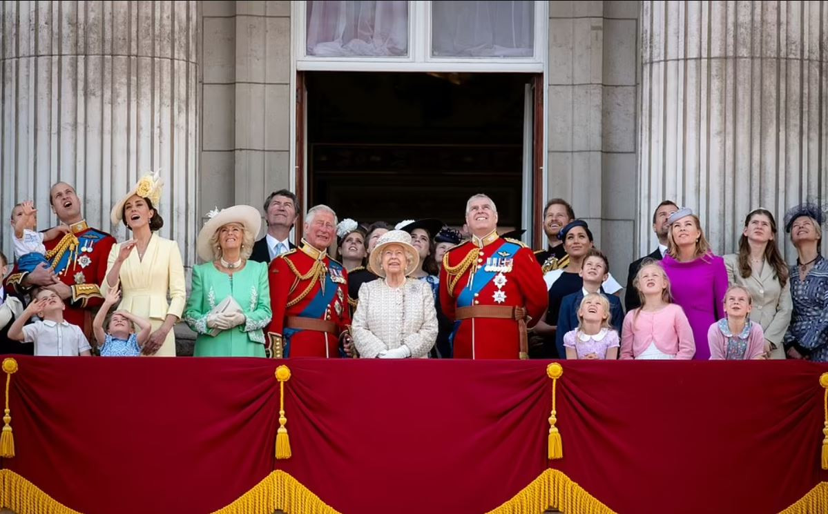 Без Меган и Хари на кралския балкон за платинения юбилей на кралицата (И защо Елизабет Втора отряза още 20 кралски особи? )