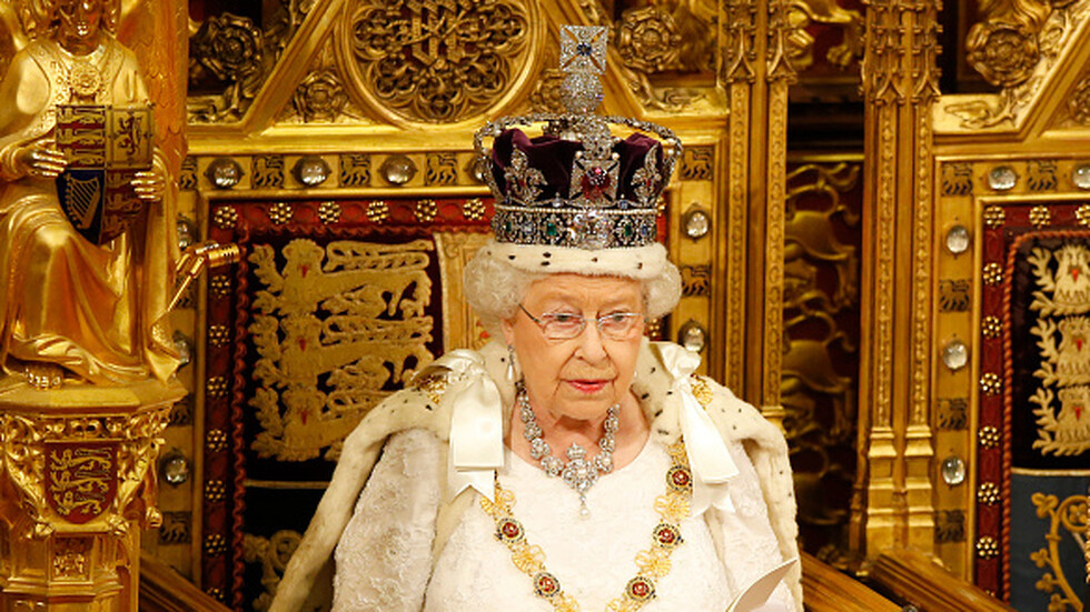 Елизабет Втора се оттегля от трона сн. Интернет