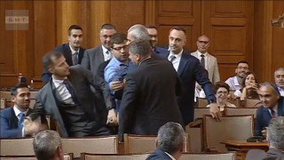 Наказание за депутатите, които спретнаха вчерашния екшън в НС. Ето какво е то!