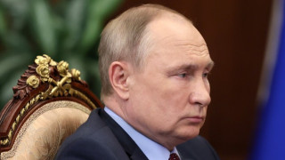 Владимир Путин ляга под ножа заради...