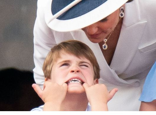 Принц Луи прави шоу на платинения юбилей на кралицата (Палавникът шашна с маймунджилъци на балкона на Бъкингам – Снимки) - Снимка 3