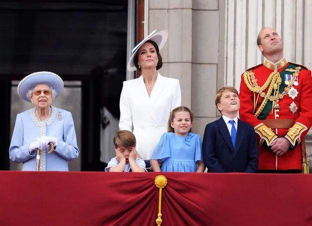 Принц Луи прави шоу на платинения юбилей на кралицата (Палавникът шашна с маймунджилъци на балкона на Бъкингам – Снимки)