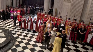 Скарани ли?! Принц Чарлз праща въздушни целувки на Кейт на литургията (Снимки + Меган и Хари празнуват ЧРД с кралицата)