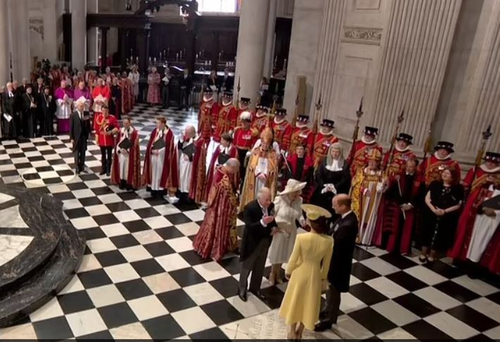 Скарани ли?! Принц Чарлз праща въздушни целувки на Кейт на литургията (Снимки + Меган и Хари празнуват ЧРД с кралицата) - Снимка 2