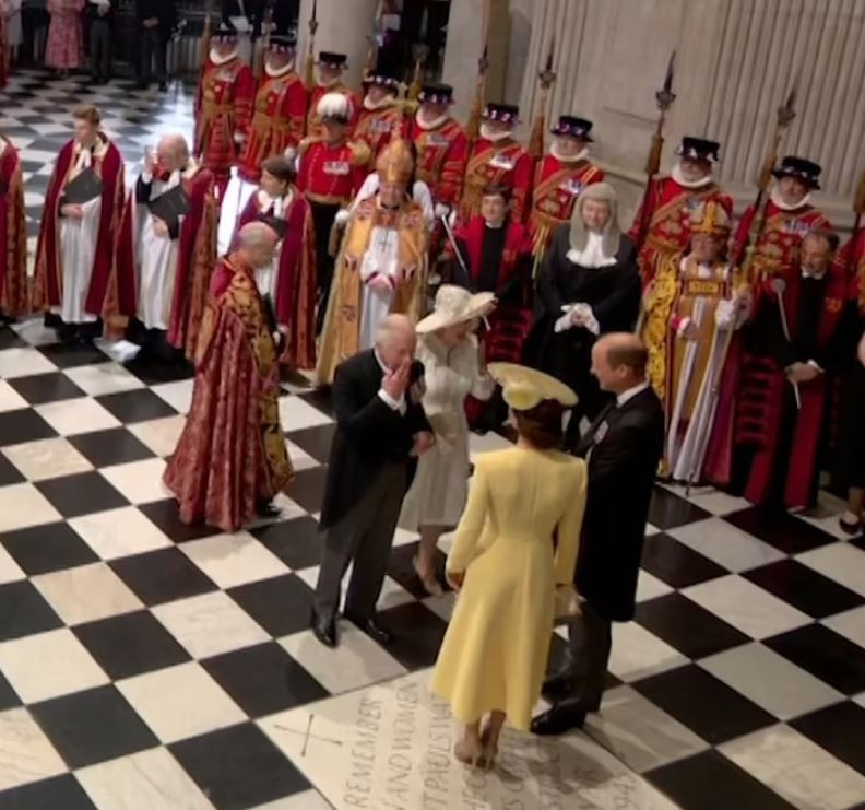 Скарани ли?! Принц Чарлз праща въздушни целувки на Кейт на литургията (Снимки + Меган и Хари празнуват ЧРД с кралицата)