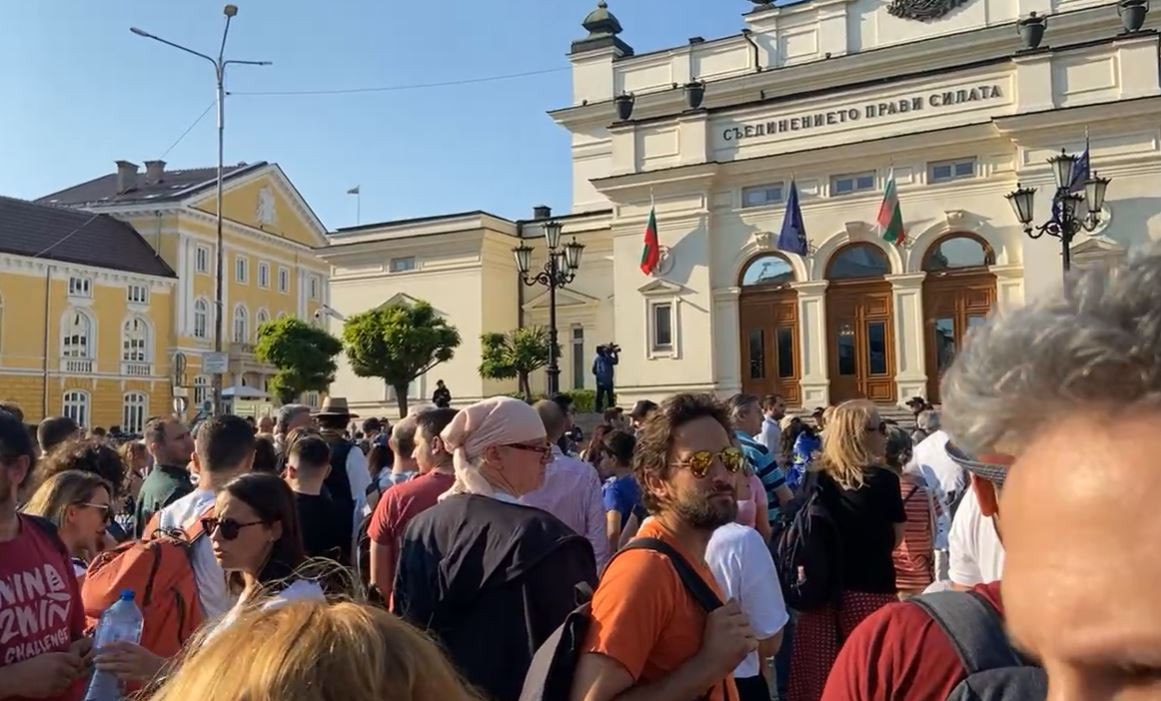 Протестът пред Народното събрание - организиран от ПП (Съпругата на Кирил Петков го издаде - Снимки)
