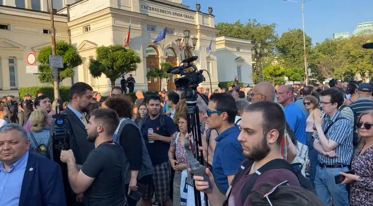 Протестът пред Народното събрание - организиран от ПП (Съпругата на Кирил Петков го издаде - Снимки)