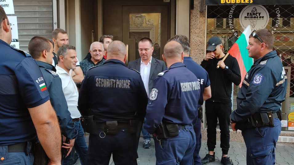 Окупираха дома на Кирил Петков в ранни зори. Какво се случва?