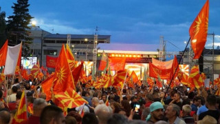 Протестиращи нахлуха в двора на македонското правителство, изгориха „договора“ с България