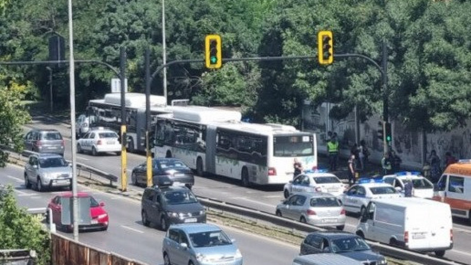 Два автобуса се помляха в София, има много пострадали (ФОТО)