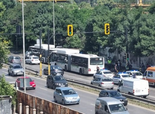 Два автобуса се помляха в София, има много пострадали (ФОТО)