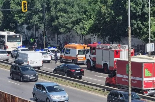 Два автобуса се помляха в София, има много пострадали (ФОТО) - Снимка 2
