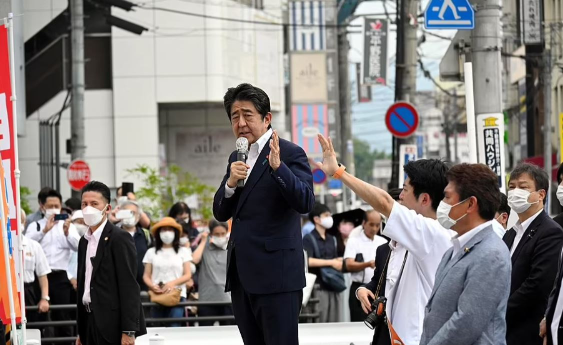 Япония в сълзи заради смъртта на Шиндзо Абе сн. Ройтерс 