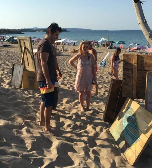 Кризи, а? Кирил Петков надяна късите гащи и заведе Линда на море (Семейството почива на собствения си плаж Корал – Снимки)