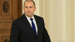 Политолог разкри как президентът Радев е взривил партиите с решението си