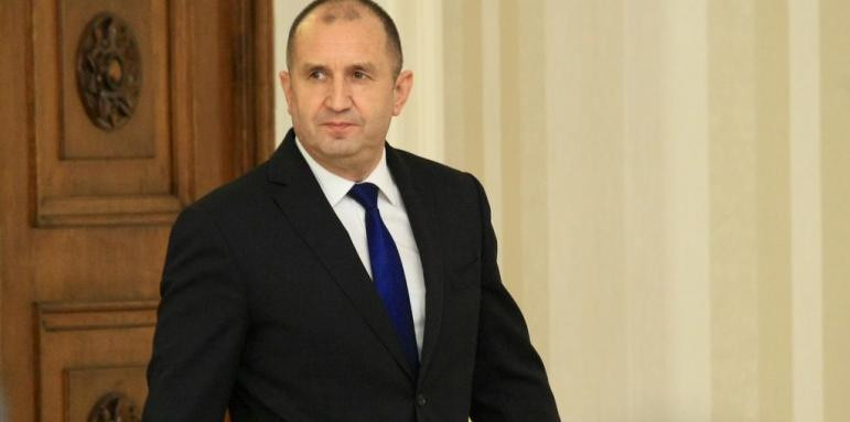 Политолог разкри как президентът Радев е взривил партиите с решението си