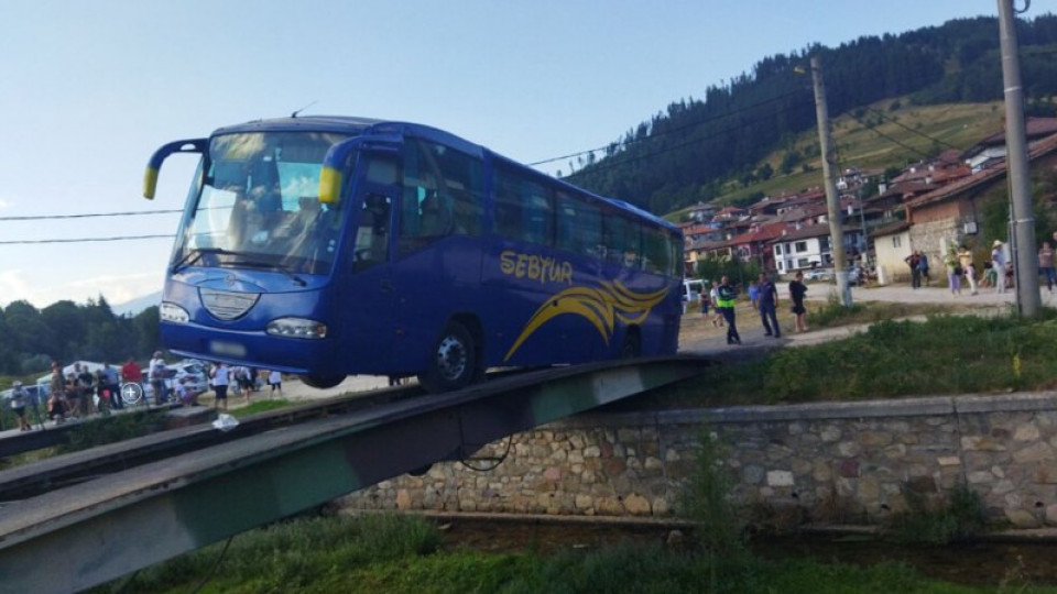 На косъм от страшна трагедия: Автобус увисна над река