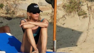 Бомба: Спипаха Брижит Макрон по бански на плажа! (мъжът й неотлъчно до нея)