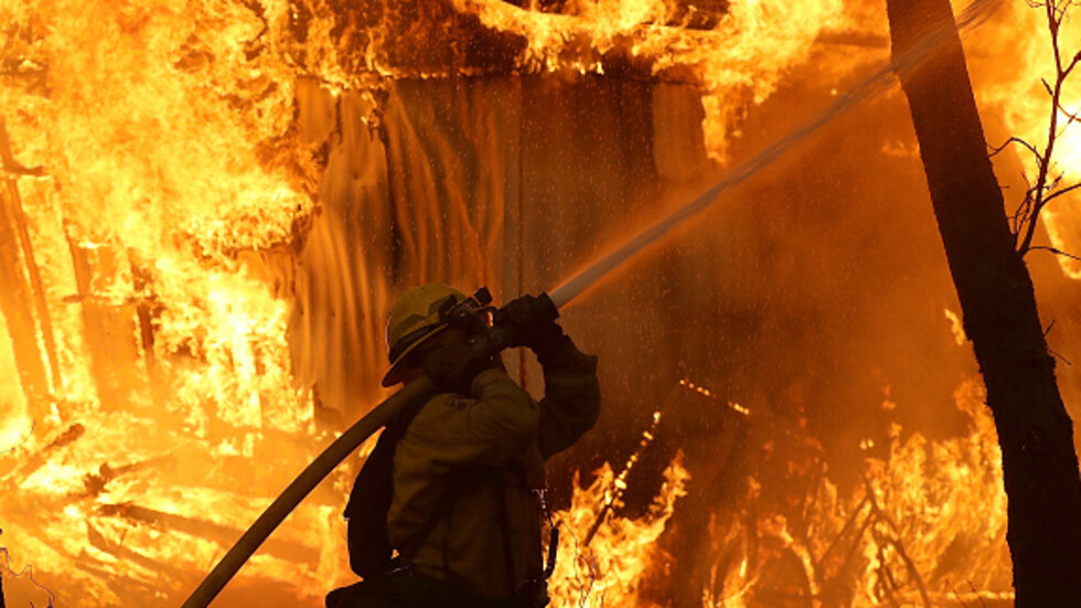 Мрежата притаи дъх от тази снимка на български огнеборец (ФОТО)