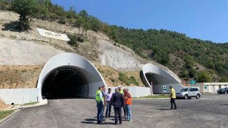 Пускат 6 км от АМ "Струма" и едната тръба на тунел "Железница"